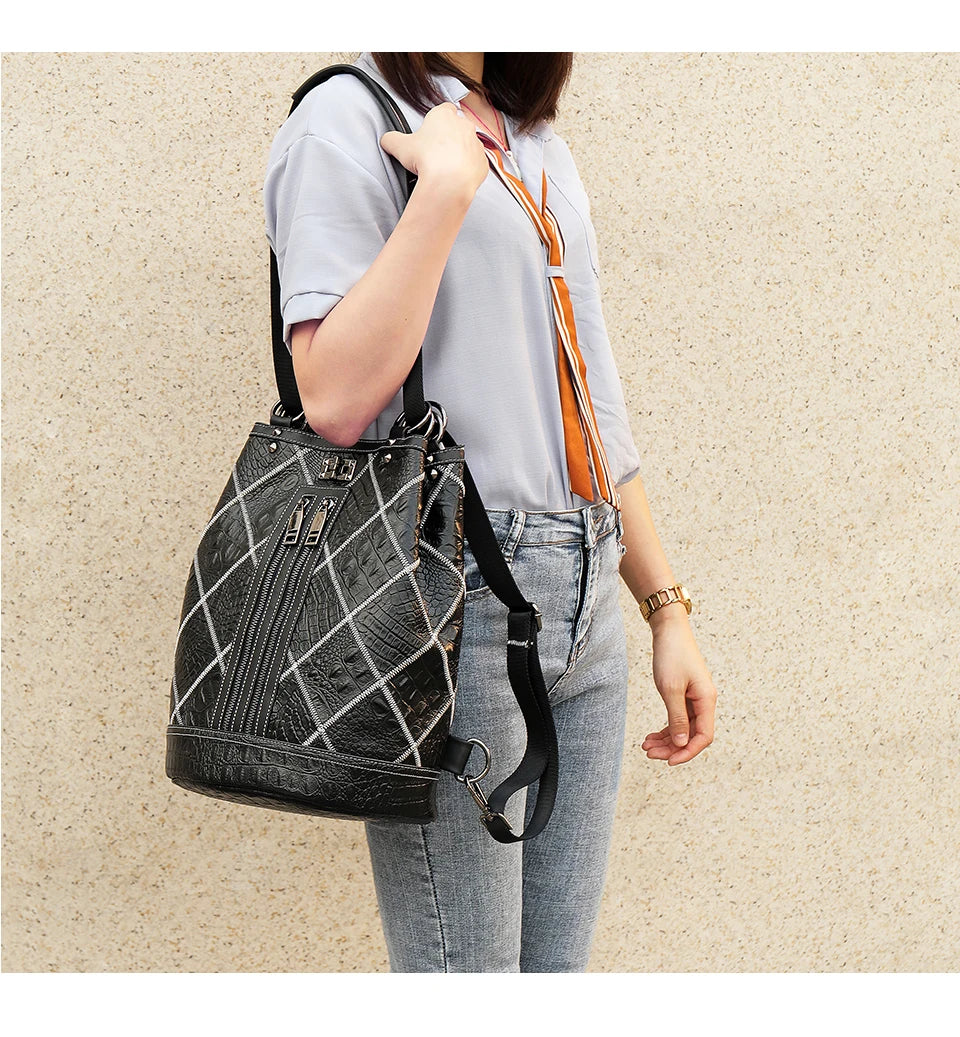 Bolsos tipo mochila de cuero genuino