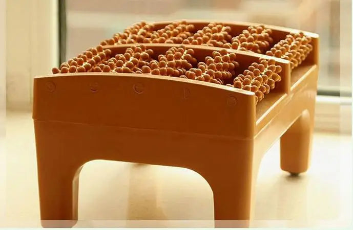 Taburete masajeador de pies doméstico de madera.