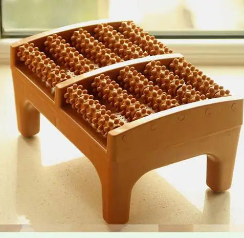 Taburete masajeador de pies doméstico de madera.
