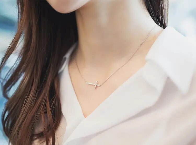 Persönlichkeits-Kreuz-Schmuck mit kurzem Absatz