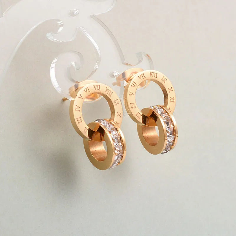 Aretes de cristal con números romanos enrollados