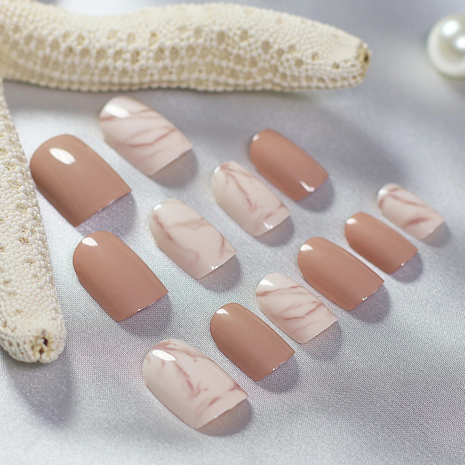 Uñas postizas artificiales de Color nude Natural, puntas cuadradas cortas con patrón brillante y pegatina de pegamento, mármol blanco