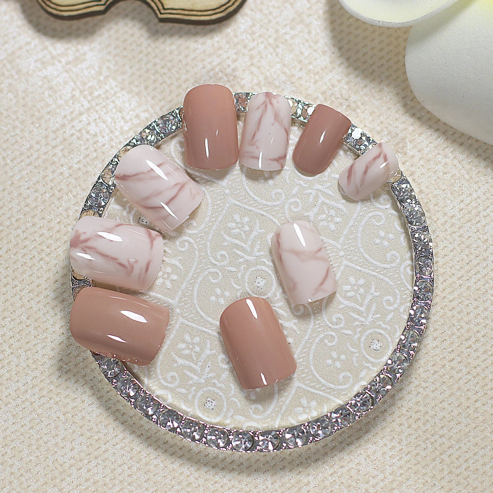 Uñas postizas artificiales de Color nude Natural, puntas cuadradas cortas con patrón brillante y pegatina de pegamento, mármol blanco