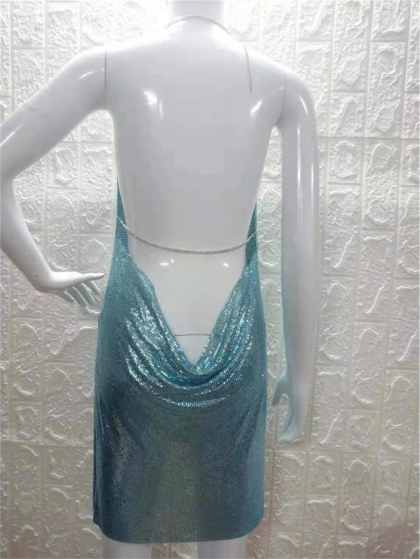 Rückenfreies Partykleid mit Metallkette