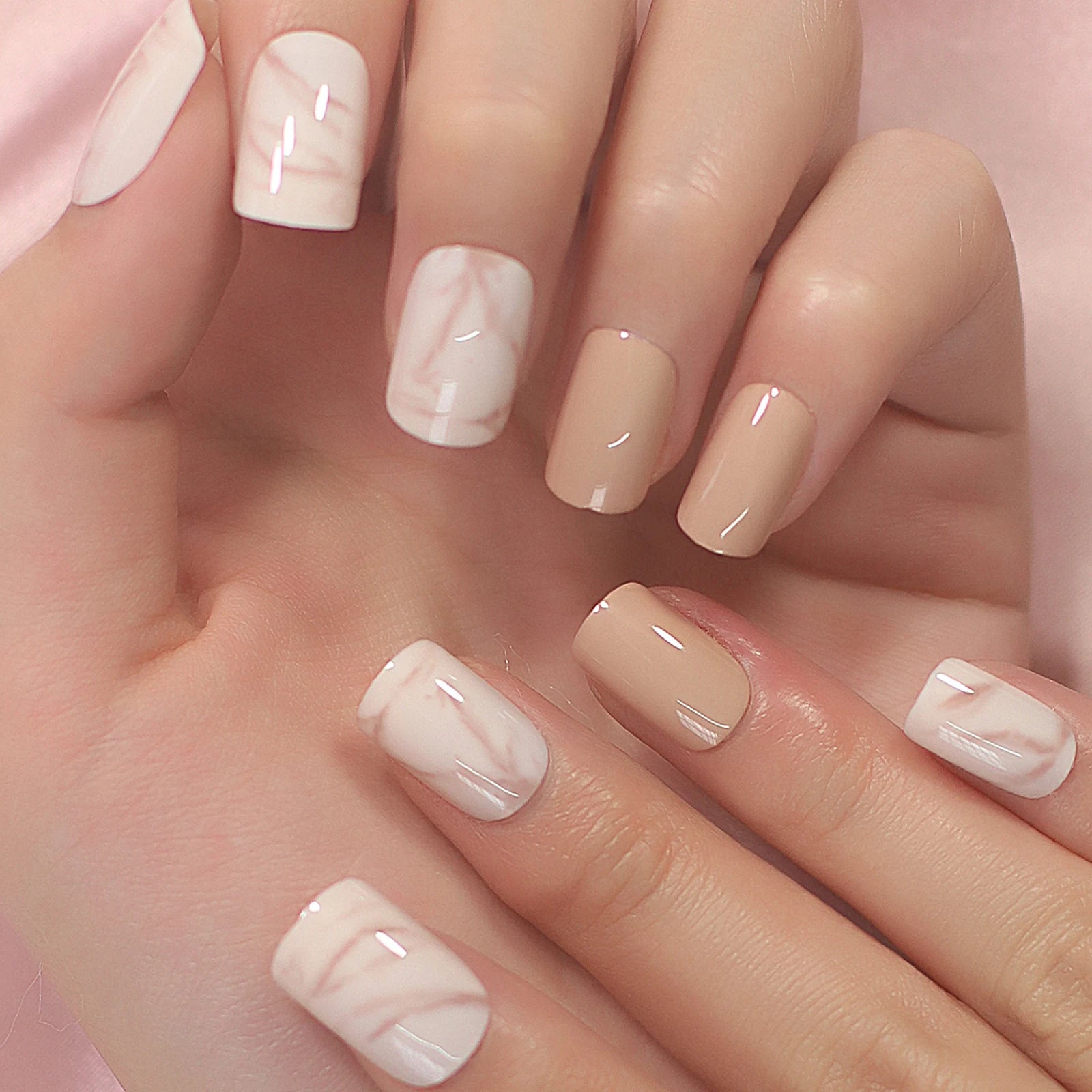 Uñas postizas artificiales de Color nude Natural, puntas cuadradas cortas con patrón brillante y pegatina de pegamento, mármol blanco