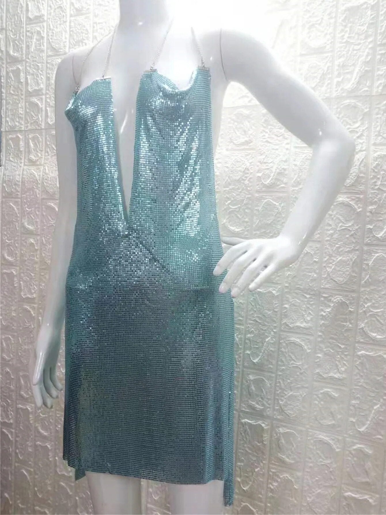 Rückenfreies Partykleid mit Metallkette