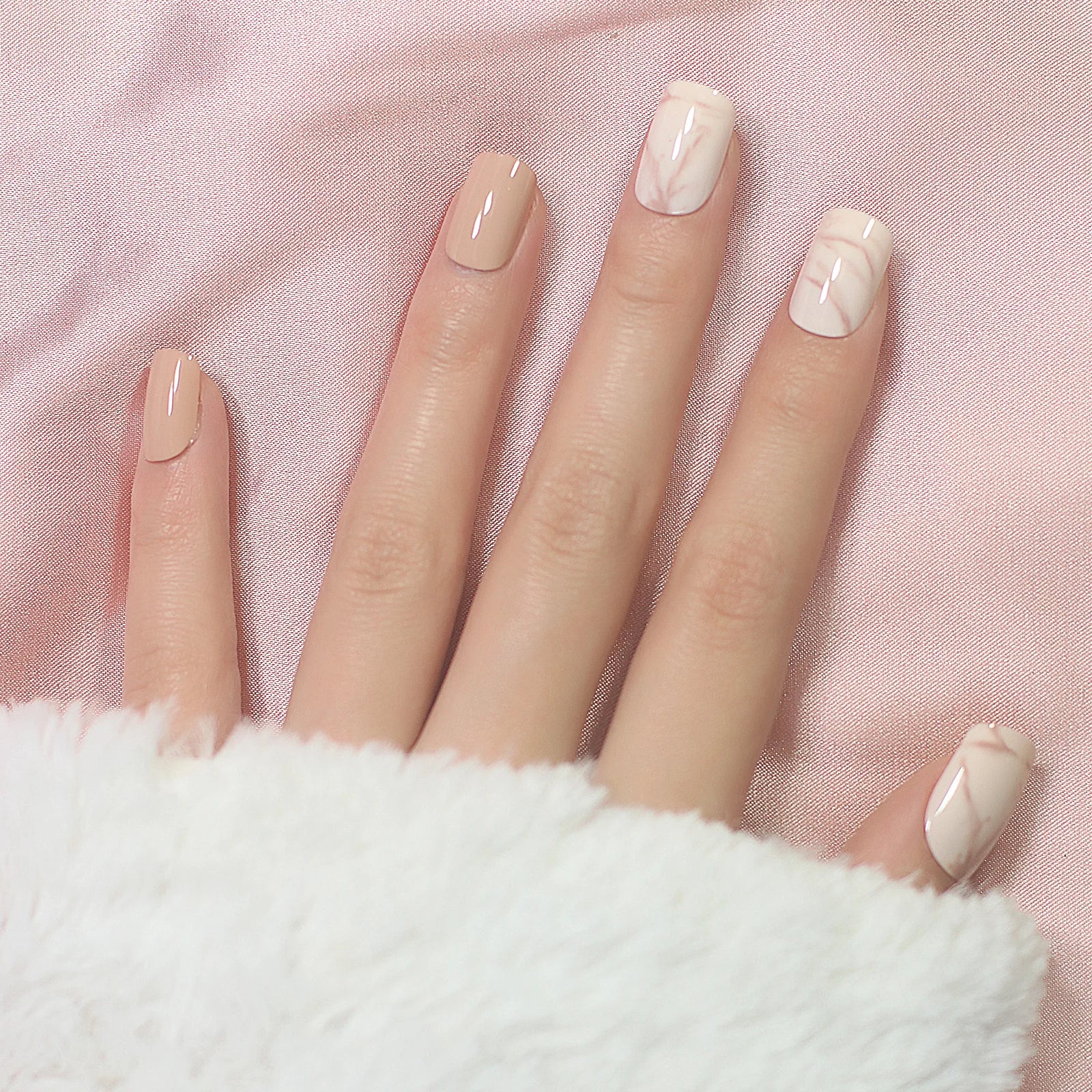Uñas postizas artificiales de Color nude Natural, puntas cuadradas cortas con patrón brillante y pegatina de pegamento, mármol blanco