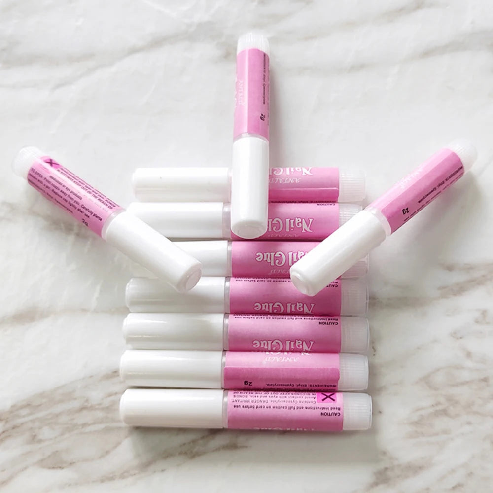 50 puntas de uñas postizas con pegamento para uñas.