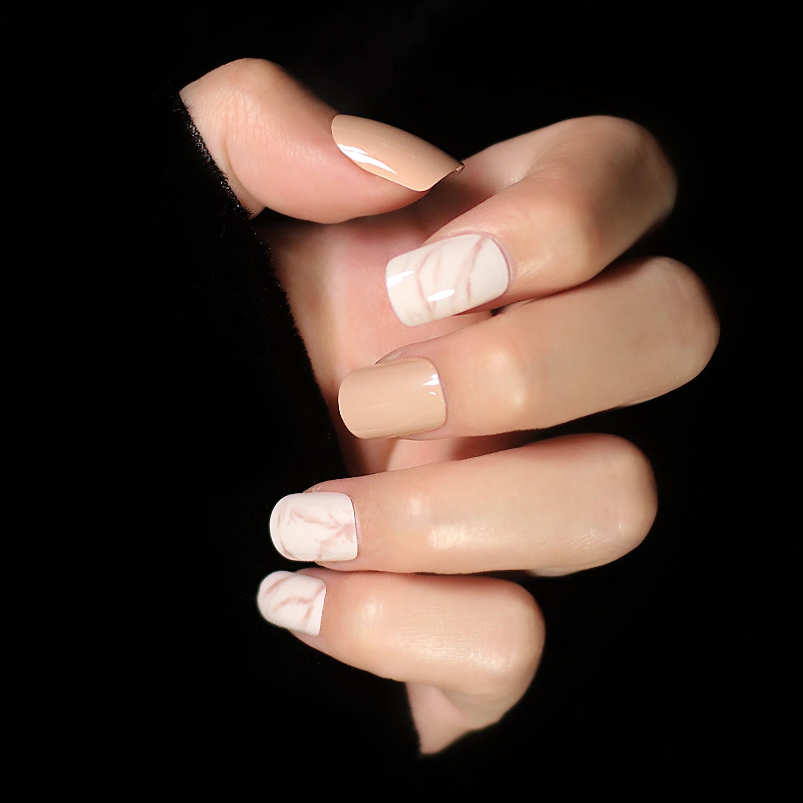 Uñas postizas artificiales de Color nude Natural, puntas cuadradas cortas con patrón brillante y pegatina de pegamento, mármol blanco