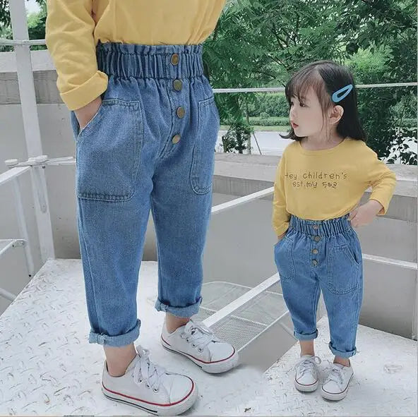 Herbstliche Baby-Jeanshose für Mädchen